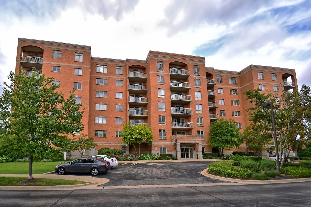 6801 N Milwaukee Ave. #305, Niles, IL 60714