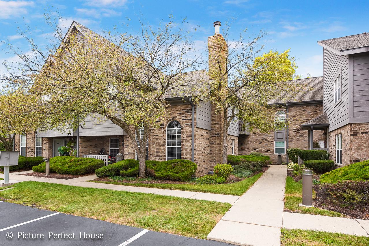 39 Foxcroft Rd. #107, Naperville, IL 60565