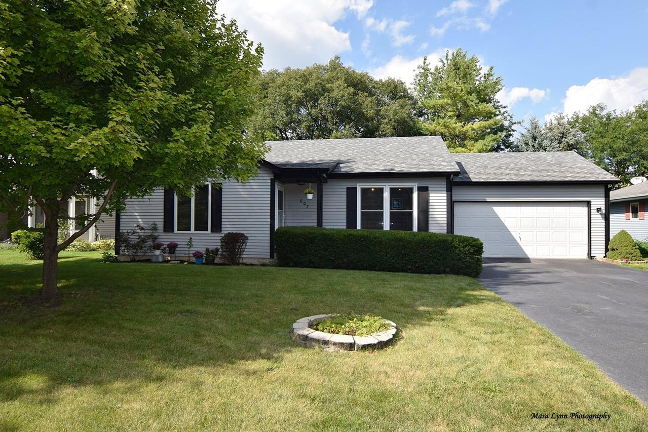 607 Pinewood Dr., North Aurora, IL 60542