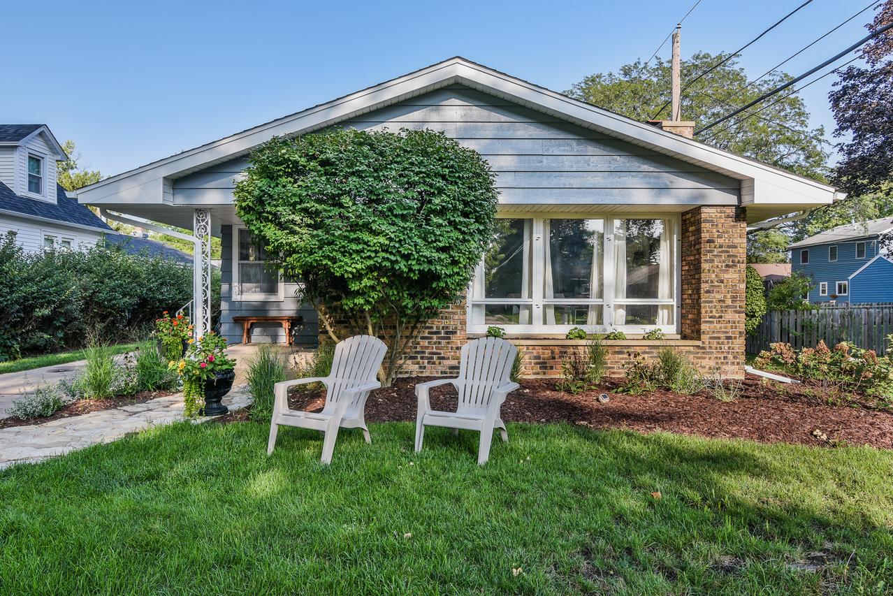 32 Central Ave., Aurora, IL 60506
