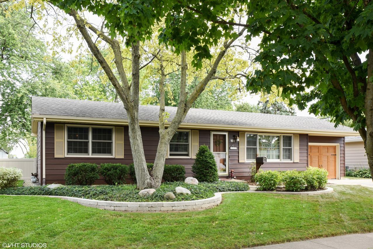 161 Carla Dr., South Elgin, IL 60177