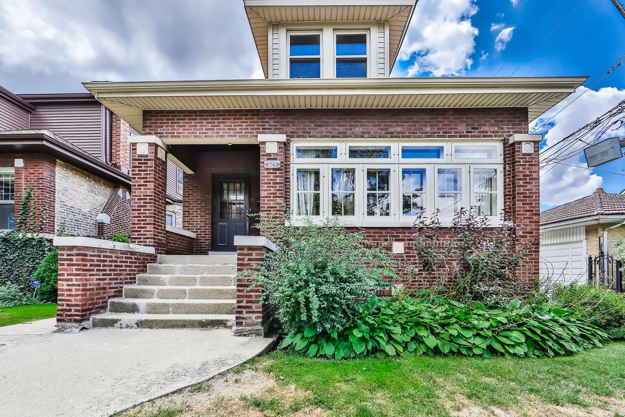 2743 W Ainslie St., Chicago, IL 60625