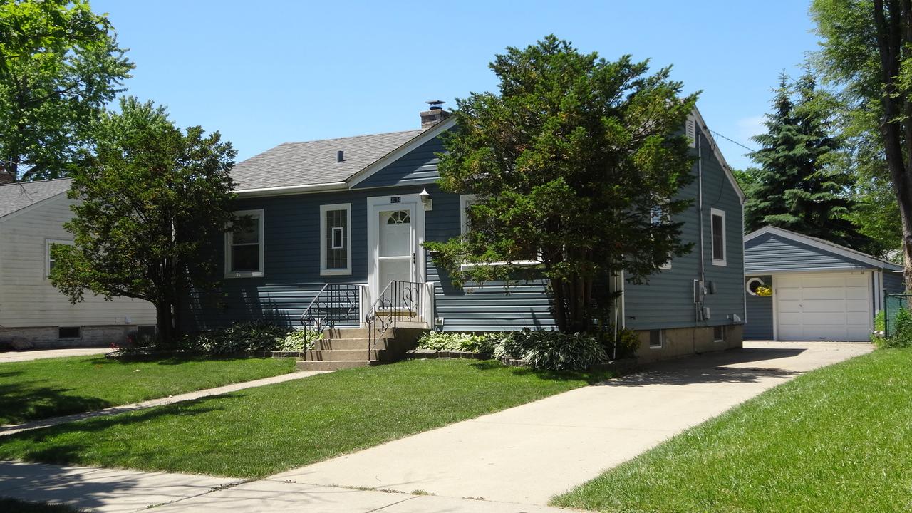 2074 Cedar St., Des Plaines, IL 60018
