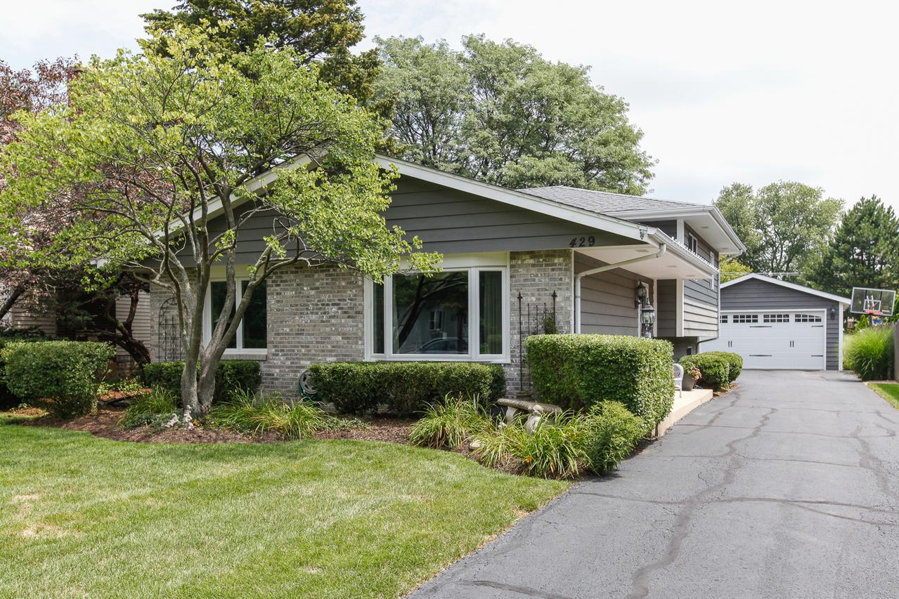 429 Blackhawk Dr., Westmont, IL 60559