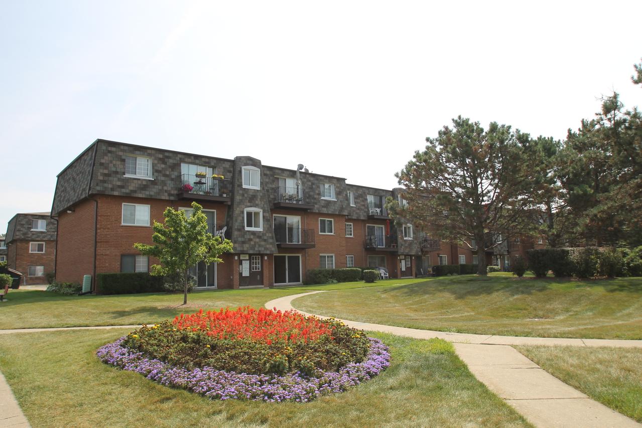 9368 Bay Colony Dr. #2S, Des Plaines, IL 60016