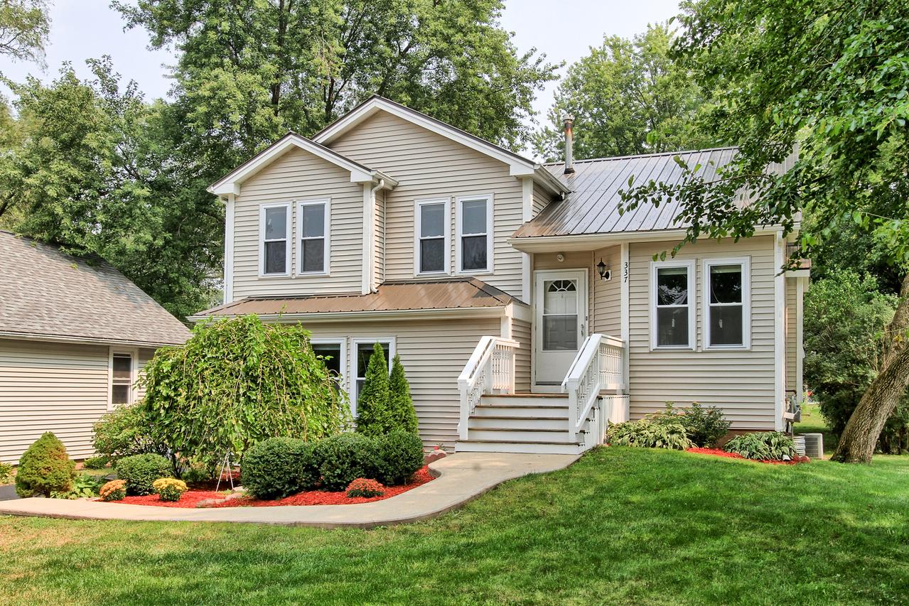 337 Charlotte Ave., Crystal Lake, IL 60014