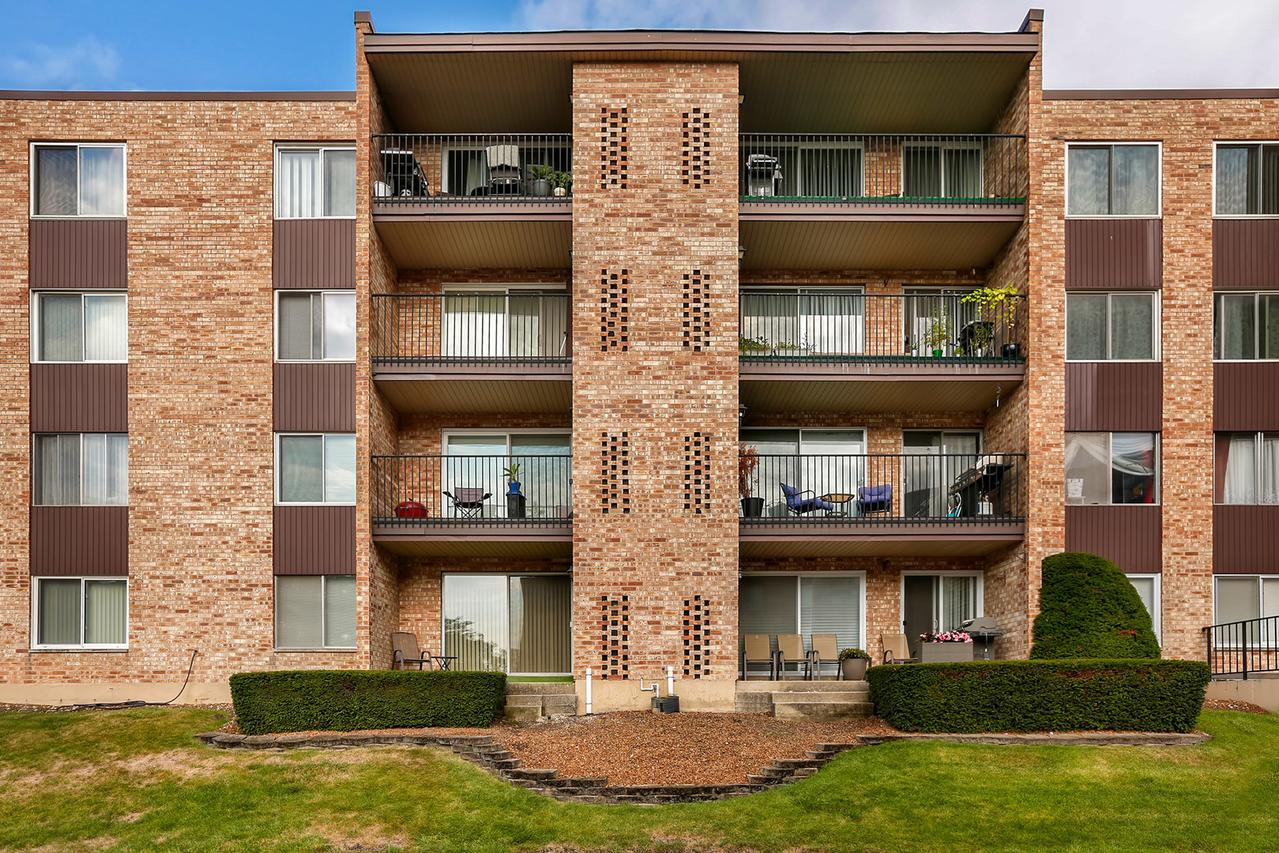 502 W Huntington Commons Rd. #145, Mount Prospect, IL 60056