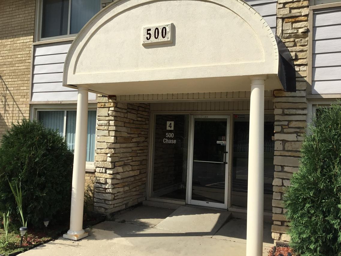 500 Chase Dr. #3, Clarendon Hills, IL 60514