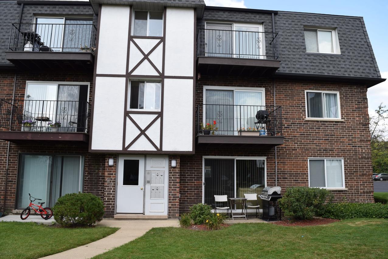 9455 Bay Colony Dr. #1N, Des Plaines, IL 60016