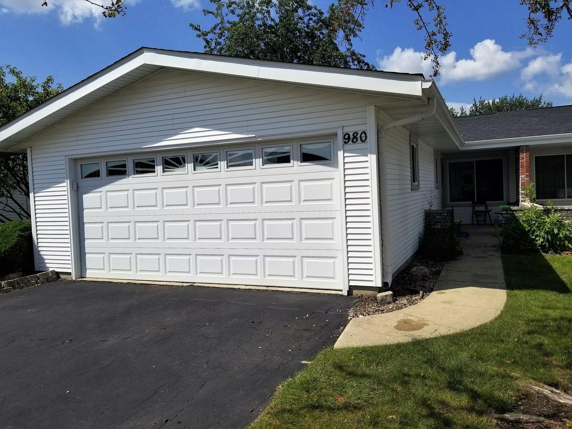 980 Chelsea Ln., Schaumburg, IL 60193
