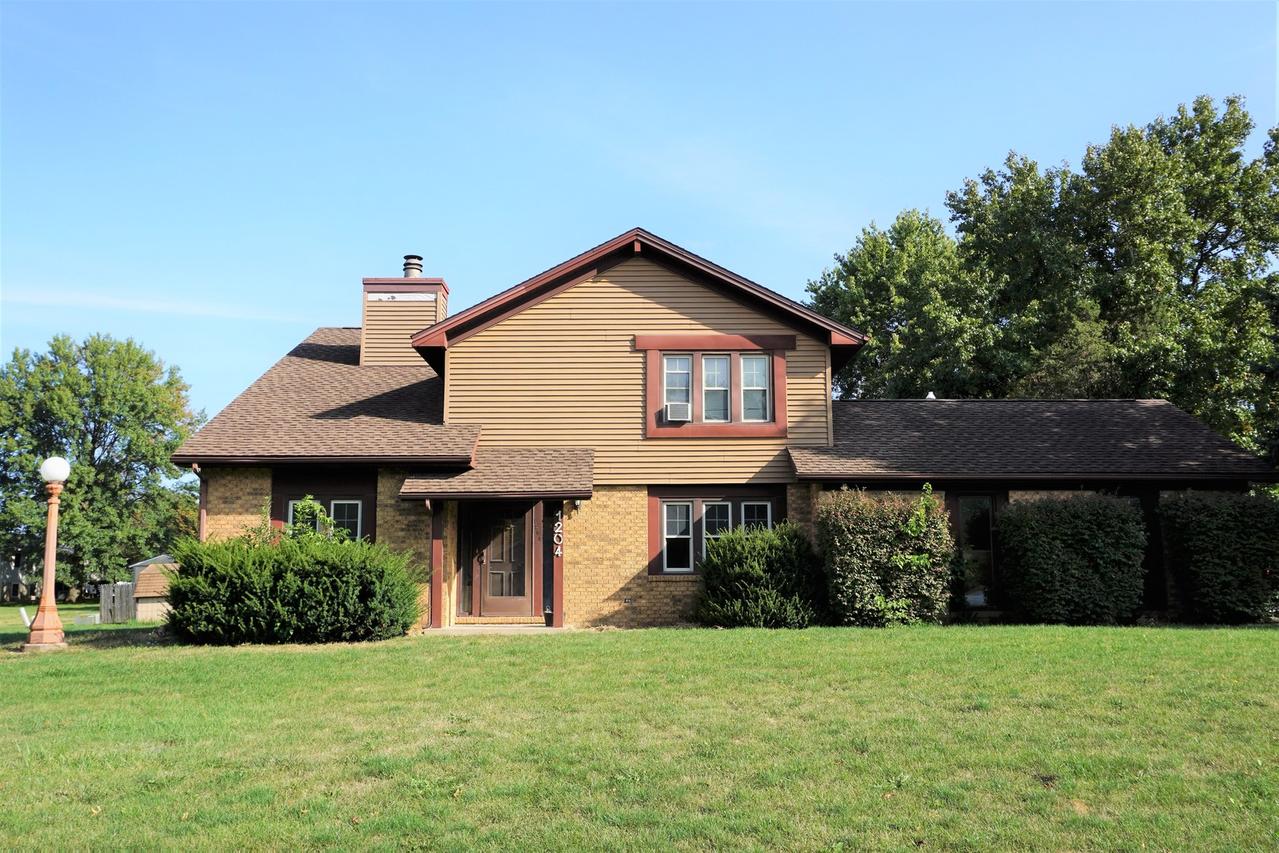 1204 Alderbury Dr., St. Joseph, IL 61873