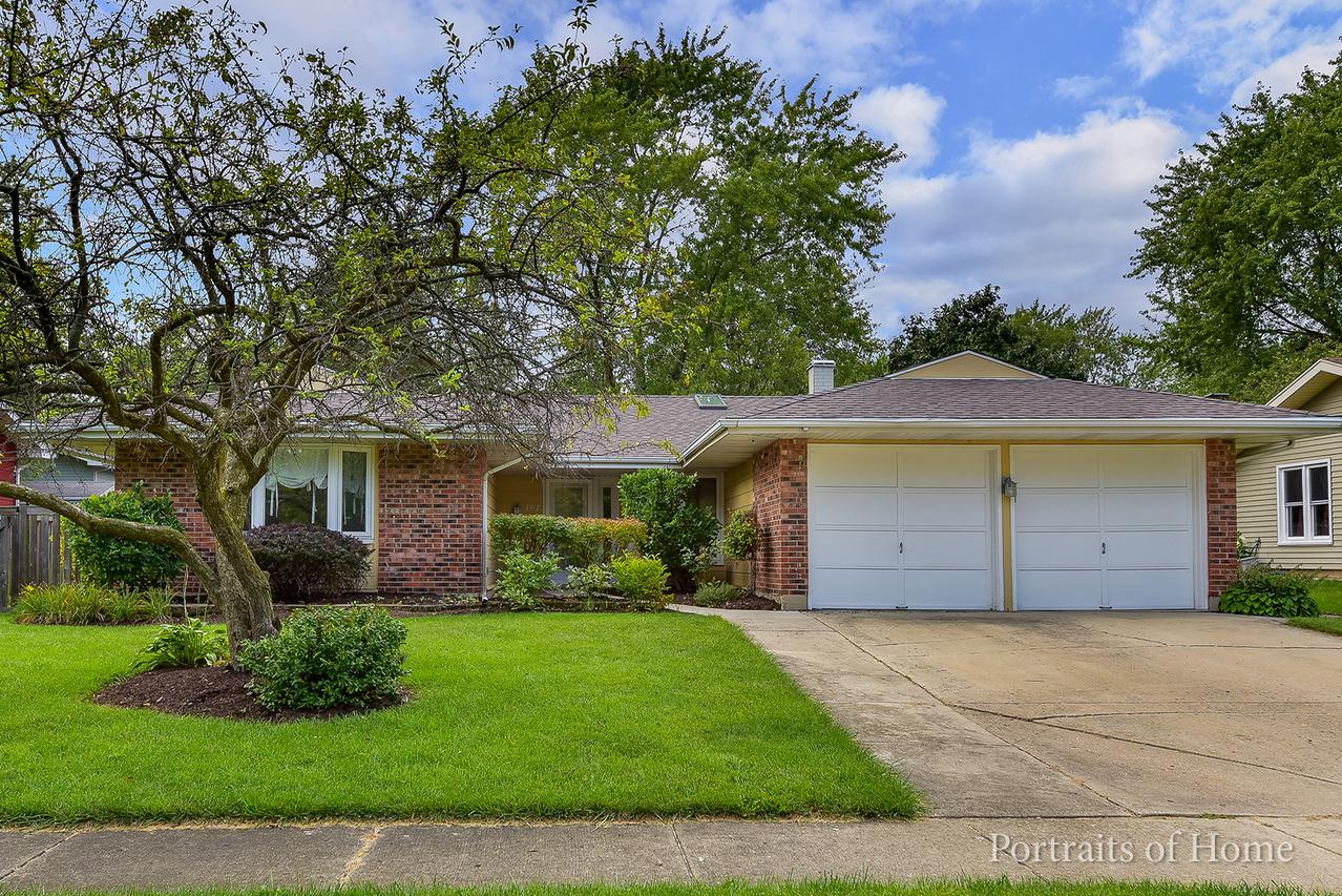 157 Springhill Dr., Bolingbrook, IL 60440