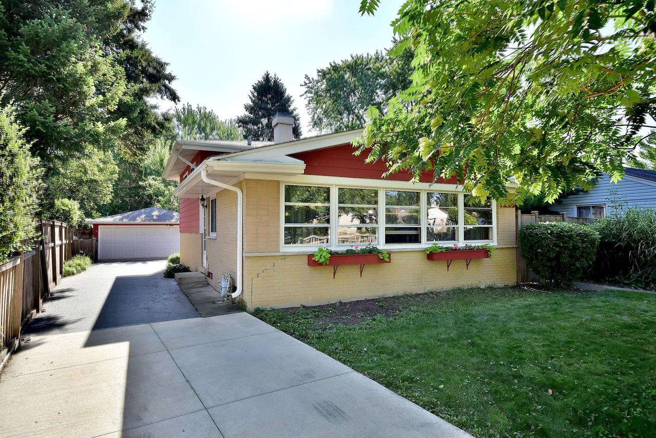 1277 S 2nd Ave., Des Plaines, IL 60018