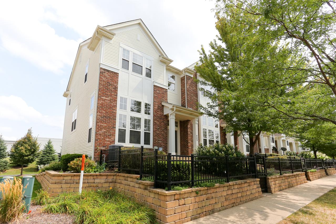 443 Plaza Pl., Aurora, IL 60504