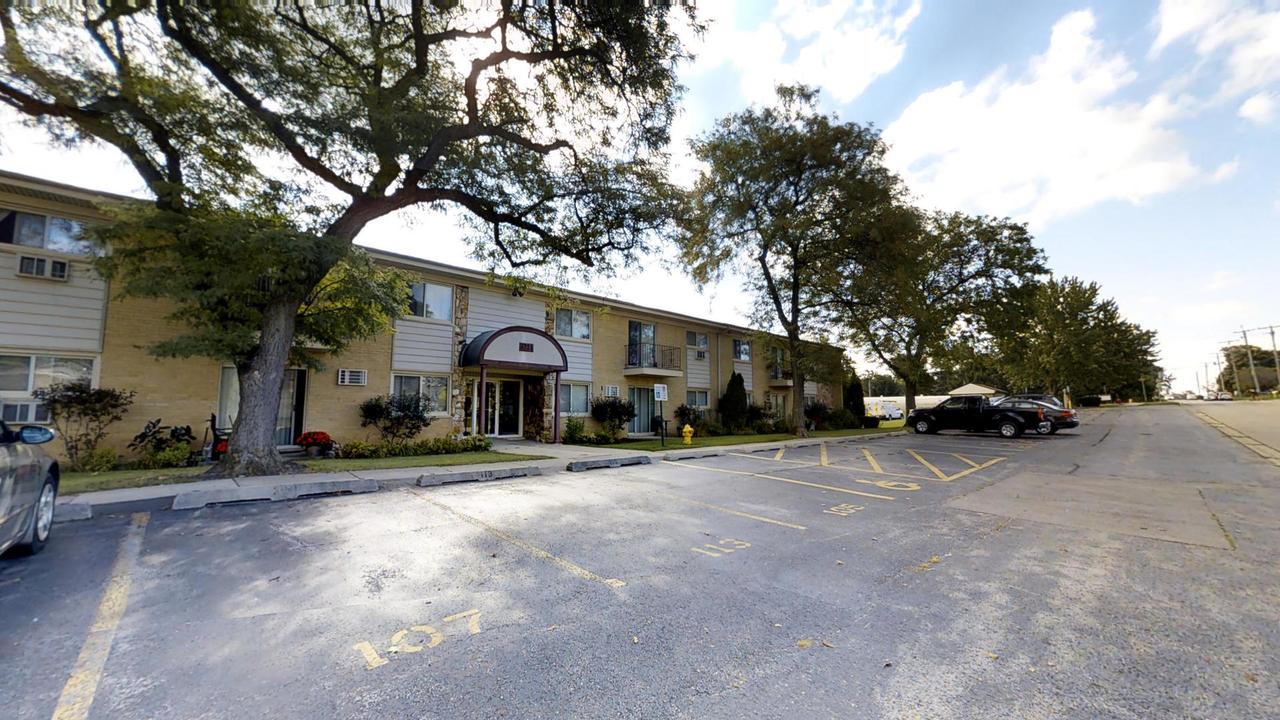 5725 Holmes Ave. #12, Clarendon Hills, IL 60514