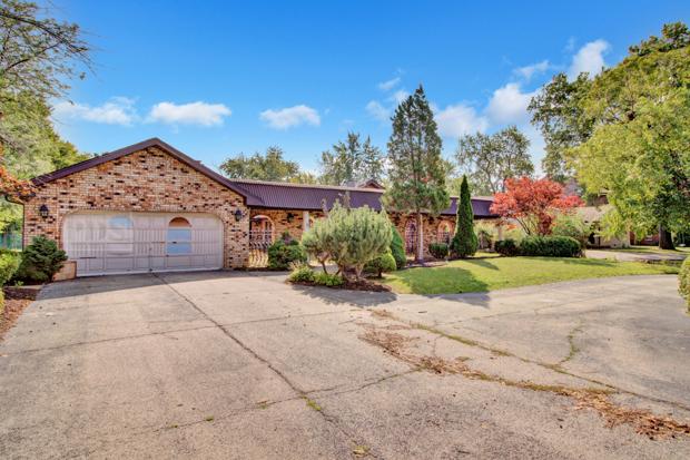 9723 Elms Ter., Des Plaines, IL 60016