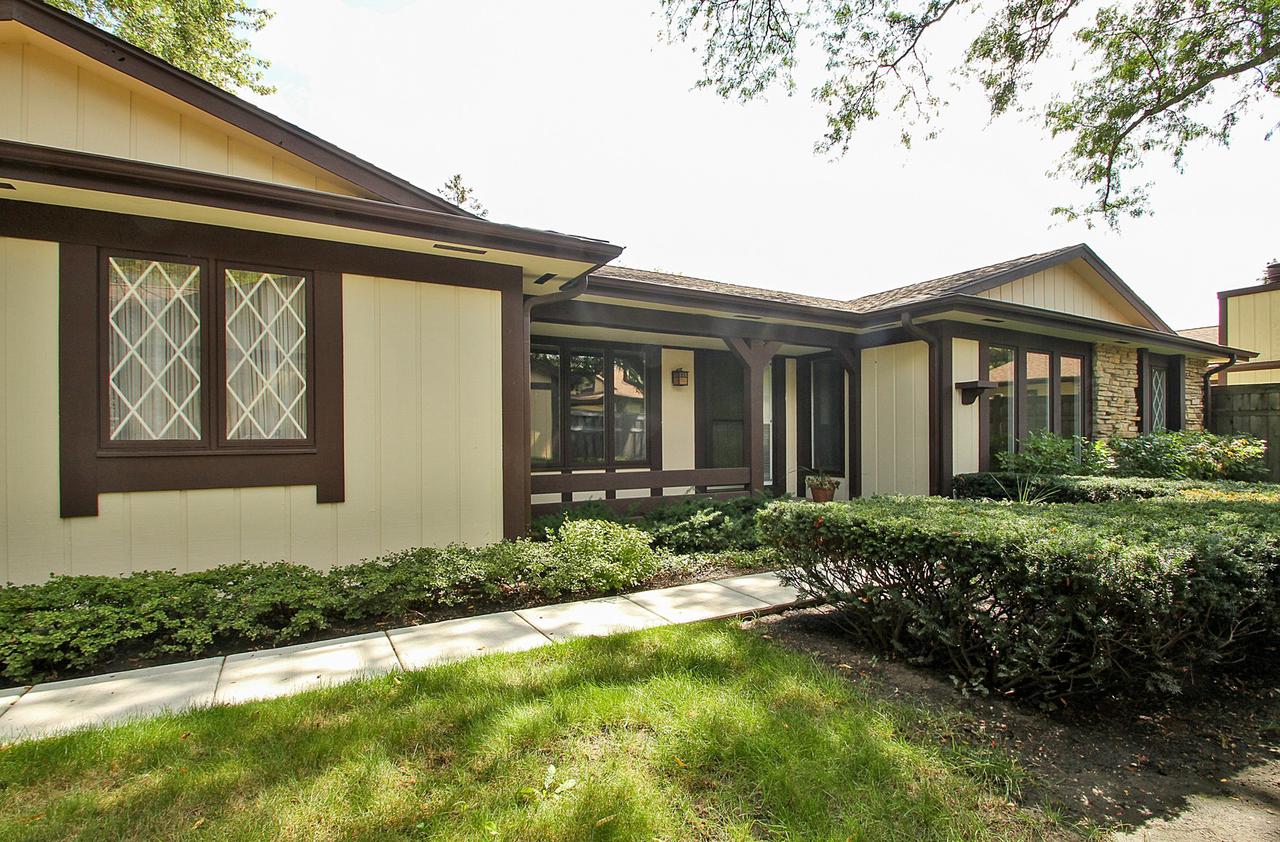 1442 Estate Ln., Glenview, IL 60025