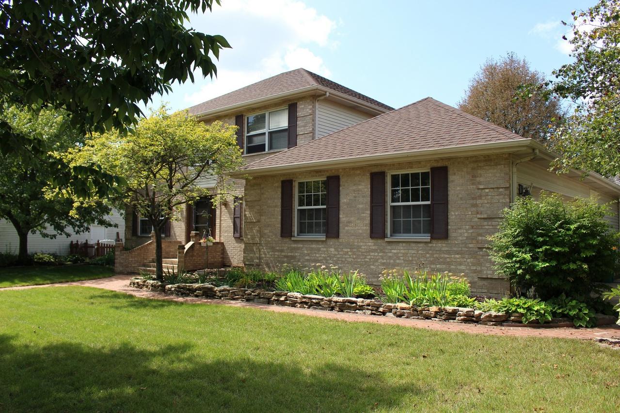 1527 Crayton Cir., Dekalb, IL 60115