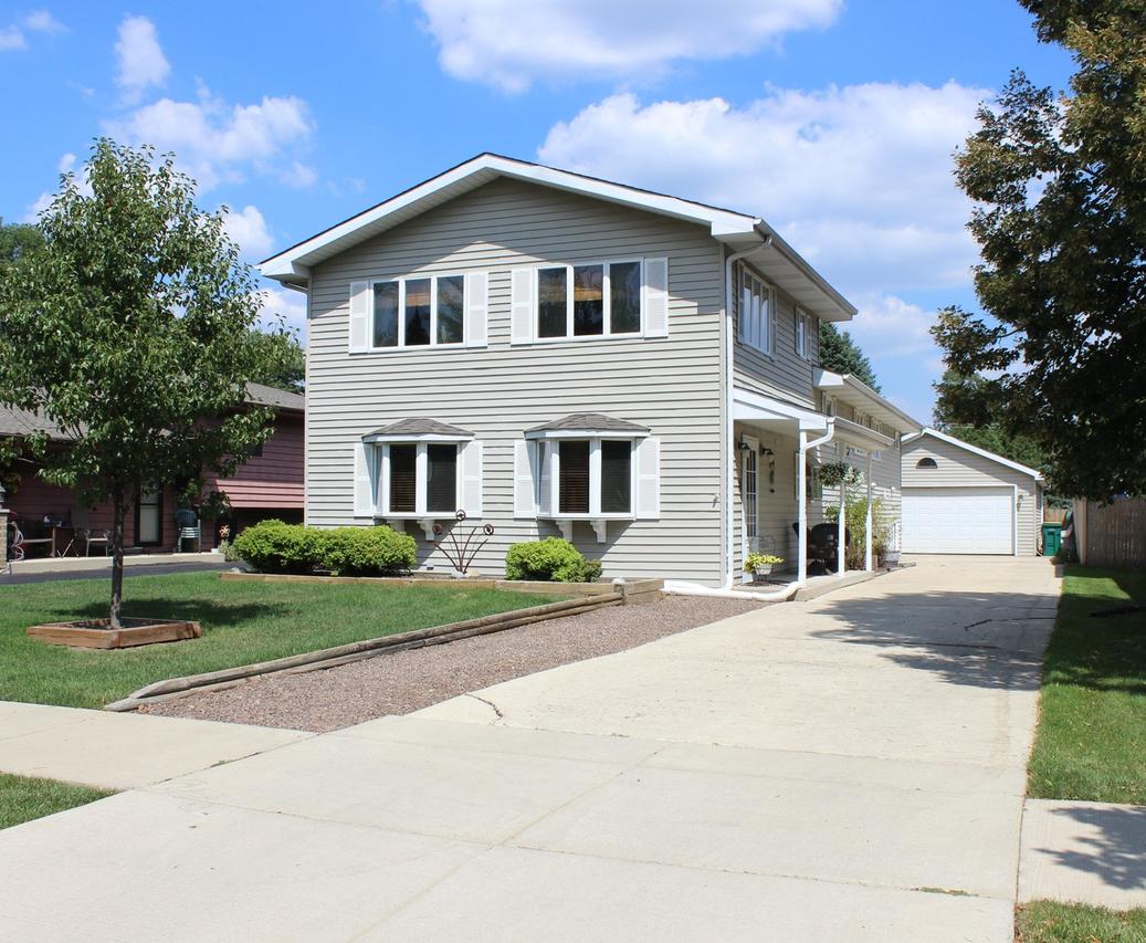 425 Blackhawk Dr., Westmont, IL 60559