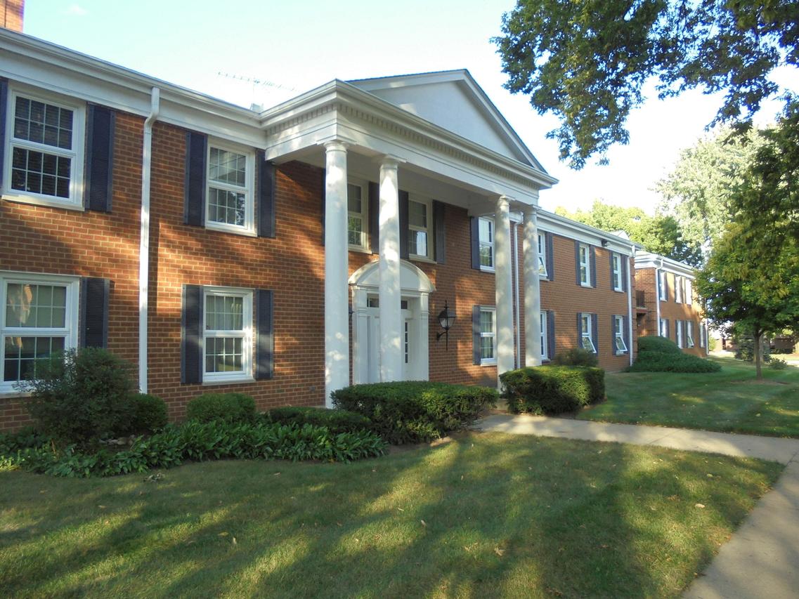 520 Devonshire Ln. #19, Crystal Lake, IL 60014