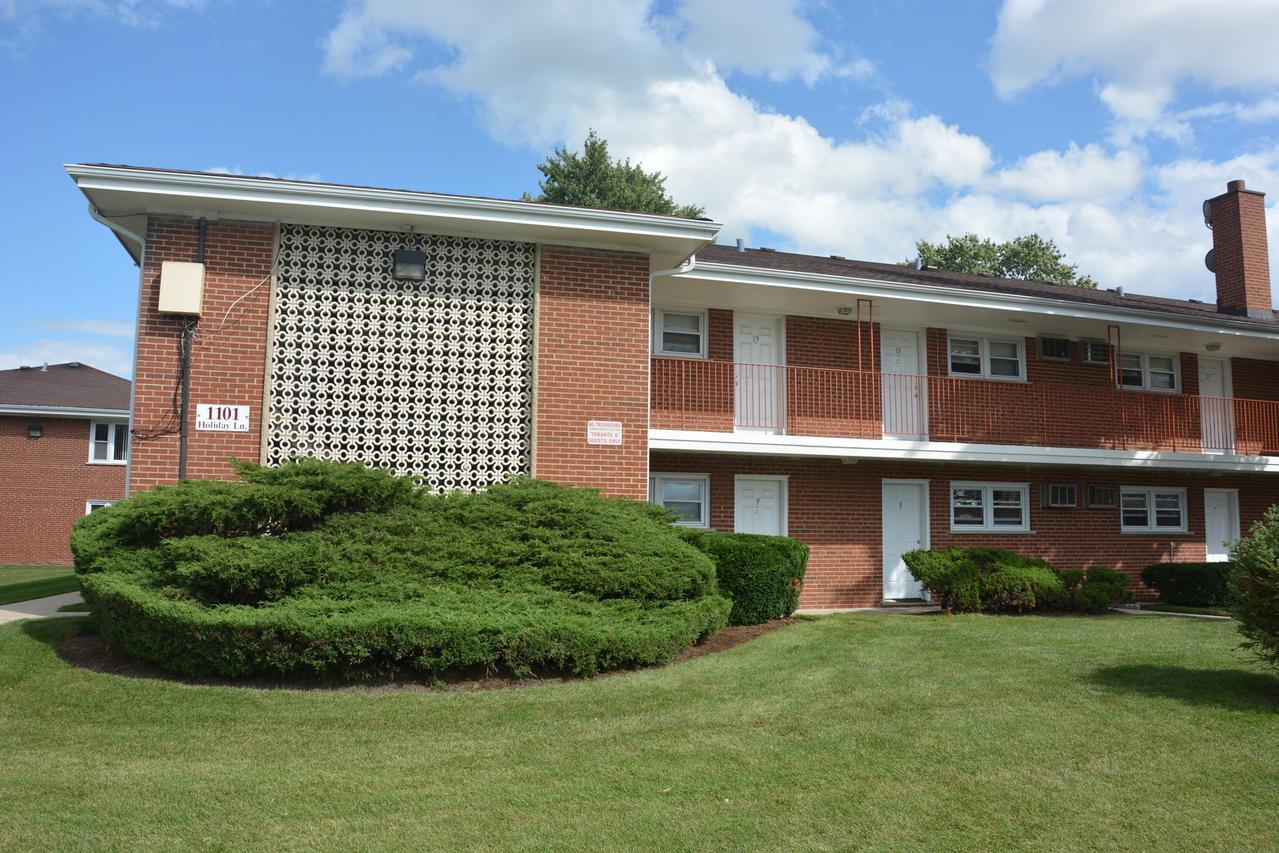 1101 Holioday Ln. #8, Des Plaines, IL 60016