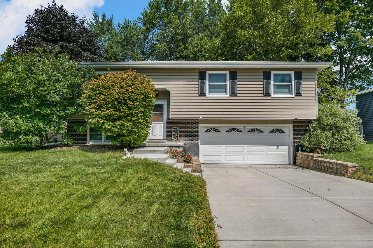 1944 Moore Ave., St. Charles, IL 60174