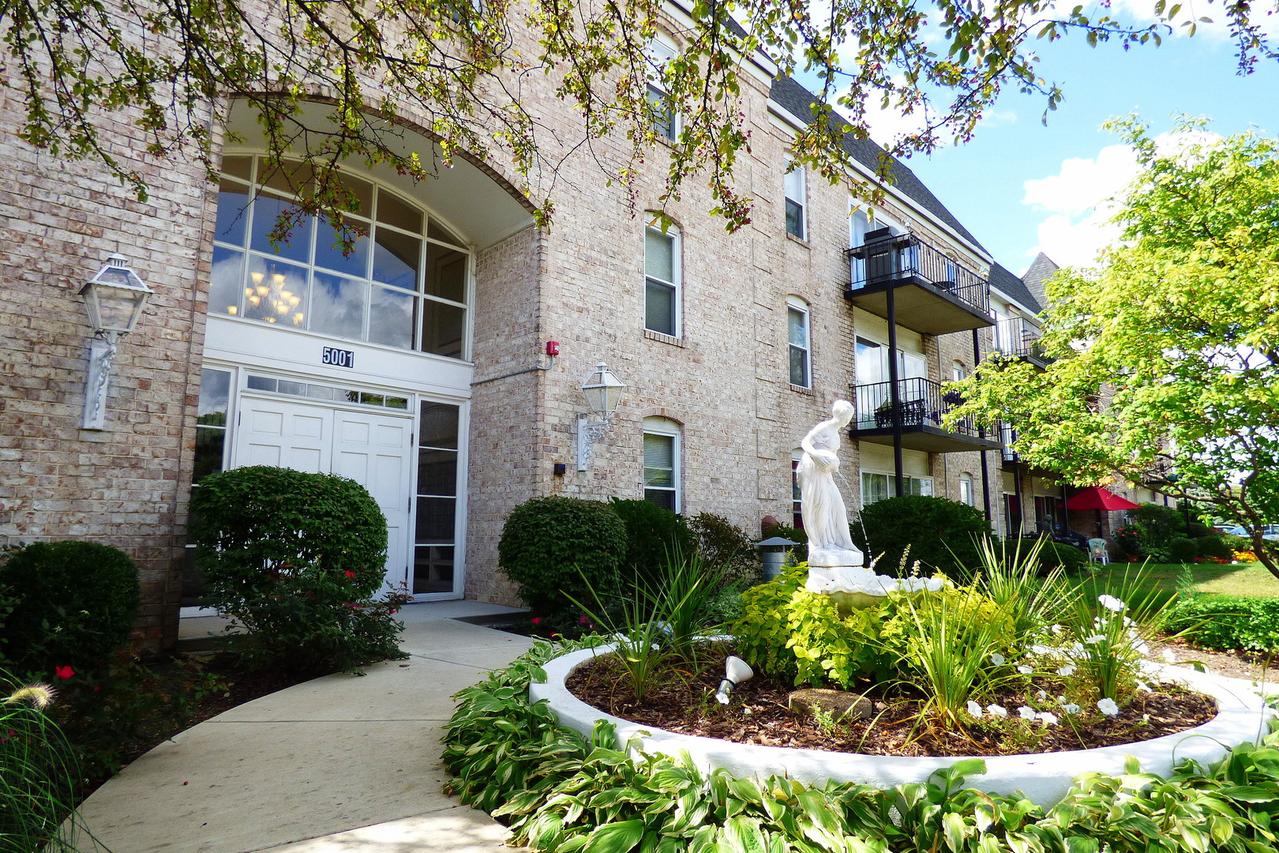 5001 Carriageway Dr. #111, Rolling Meadows, IL 60008