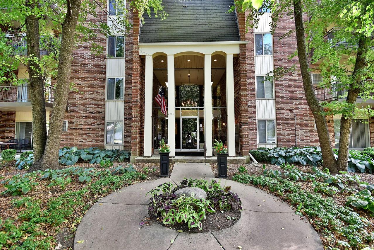 4900 Forest Ave. #201, Downers Grove, IL 60515