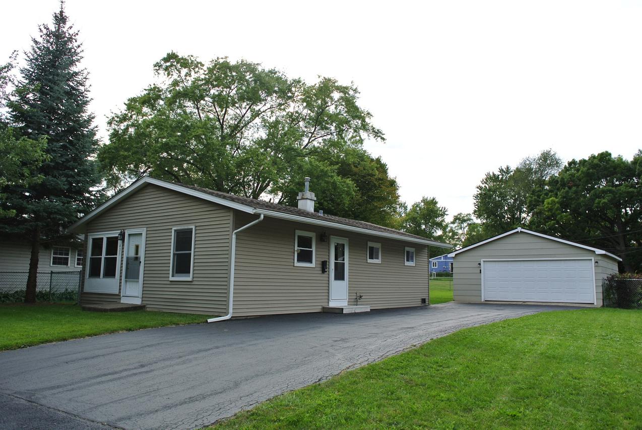 423 Tulsa Ave., Carpentersville, IL 60110