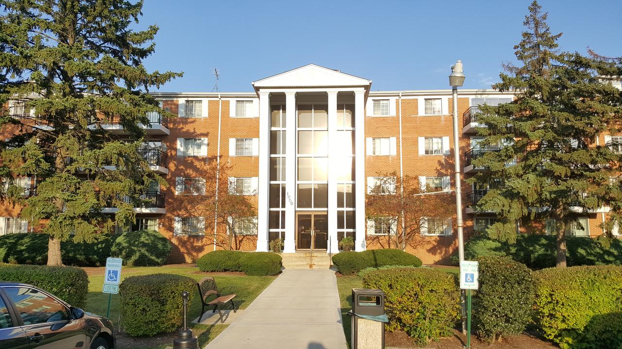 1050 N Farnsworth Ave. #215, Aurora, IL 60505