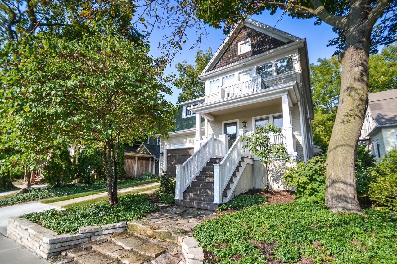 108 S River Ln., Geneva, IL 60134