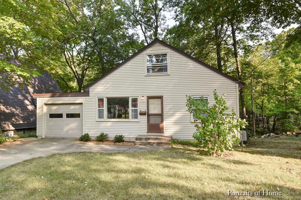 225 Oakwood Dr., Geneva, IL 60134
