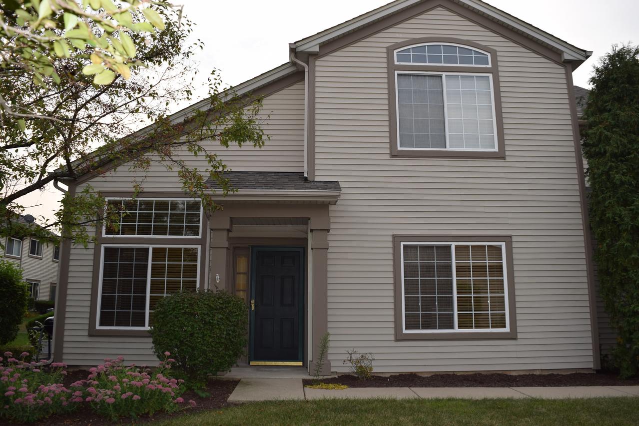 1082 Parkhill Cir., Aurora, IL 60502