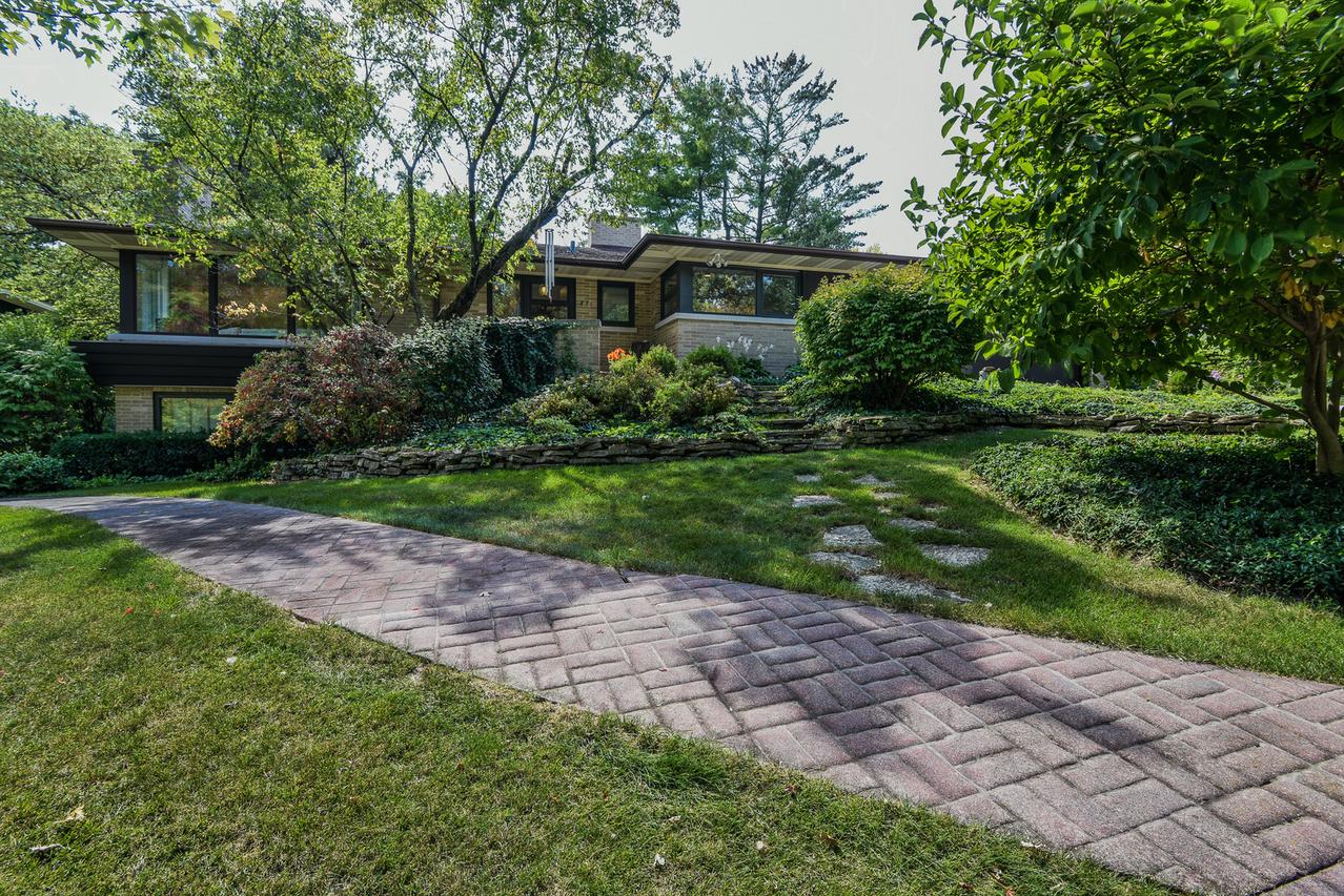 831 Edgewater Dr., Naperville, IL 60540