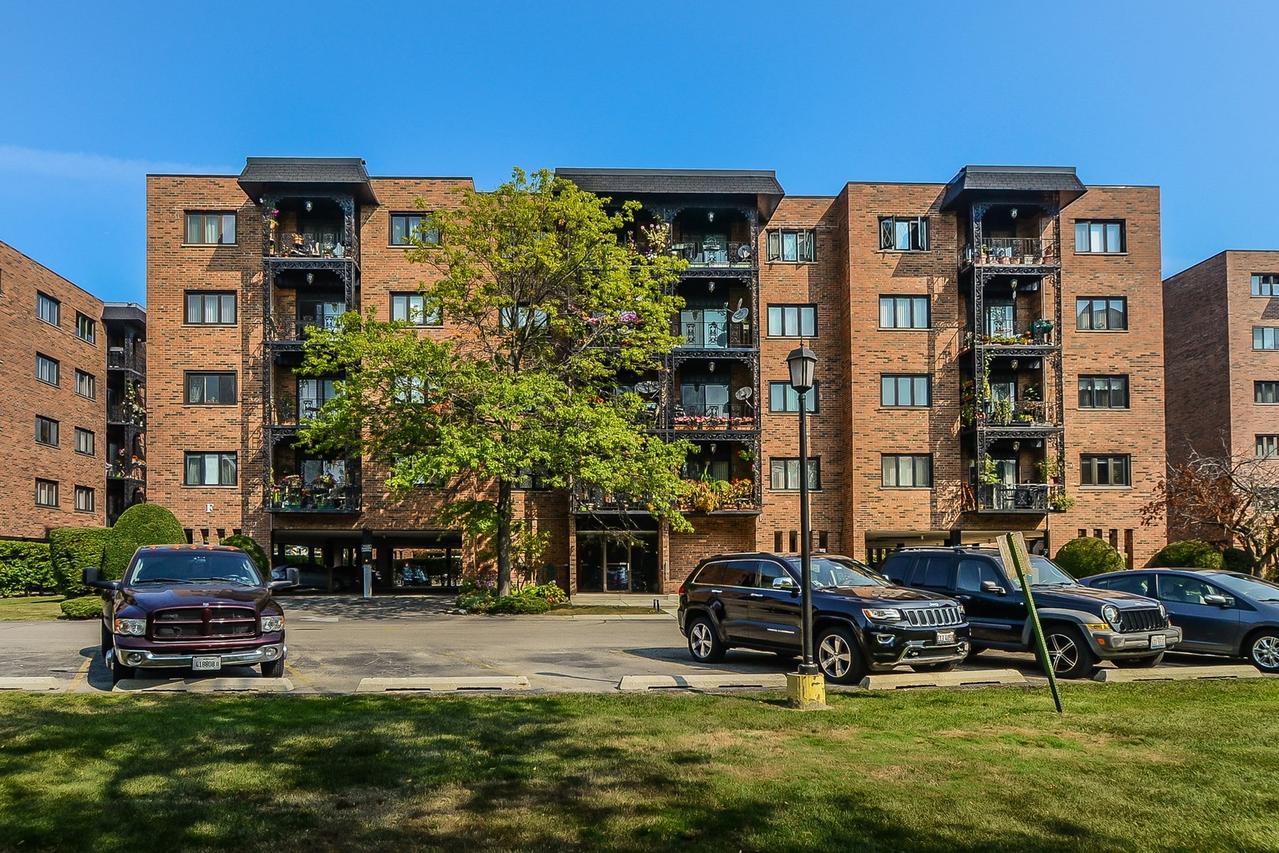 9356 Landings Ln. #305, Des Plaines, IL 60016