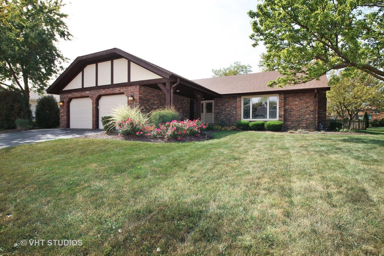 226 Larch Rd., Frankfort, IL 60423