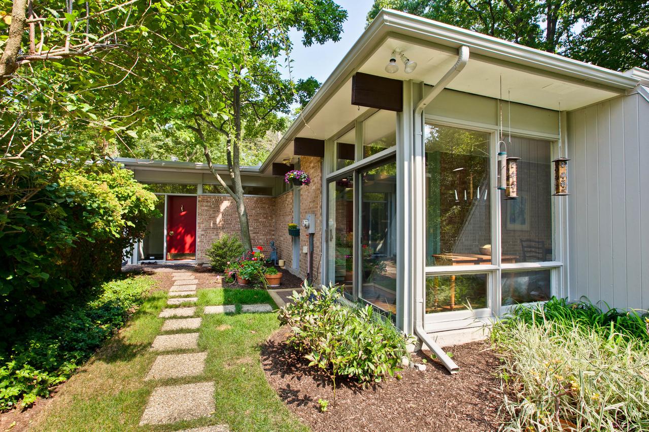 673 Maple Ave., Lake Bluff, IL 60044