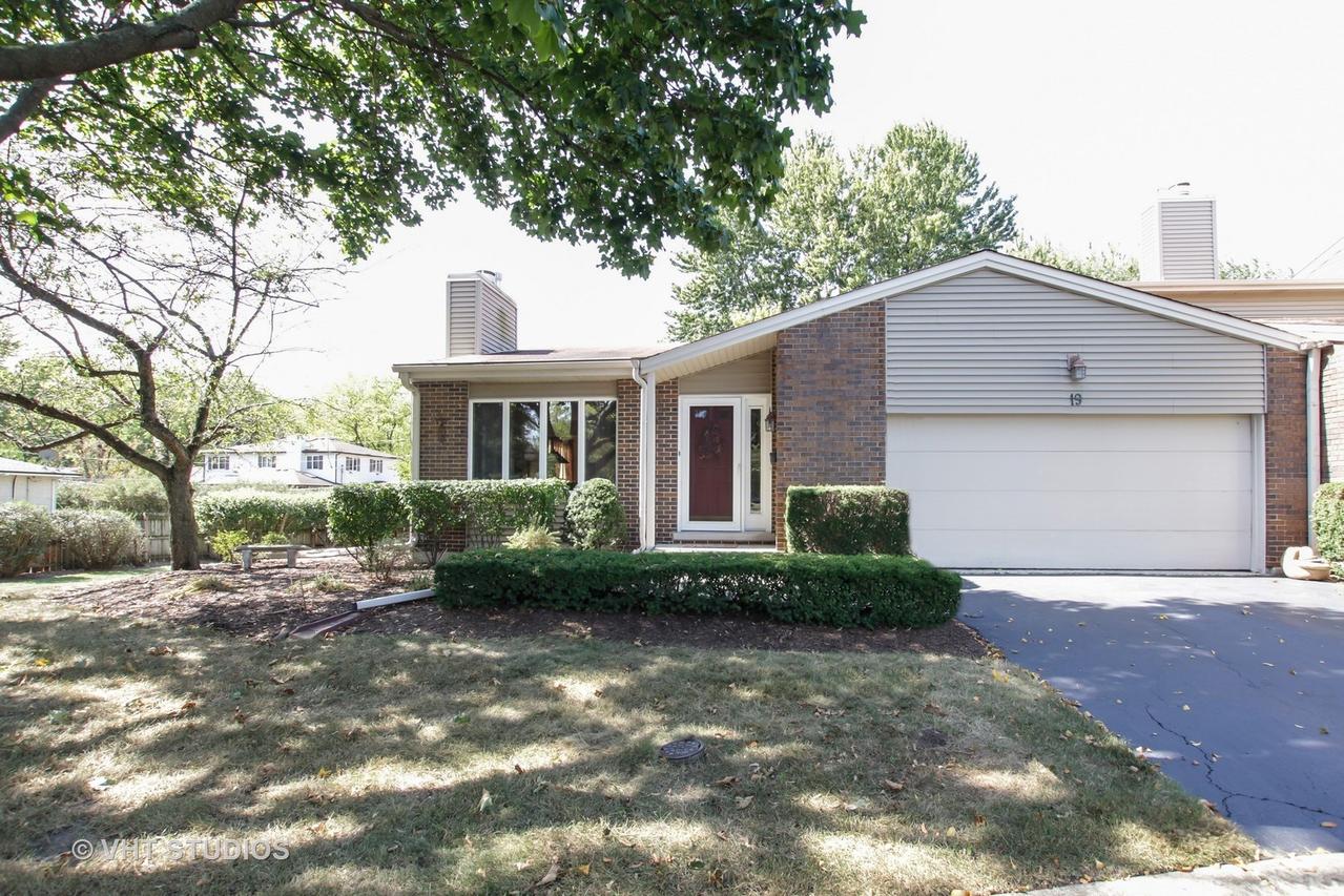 19 Pebblewood Tr., Naperville, IL 60563