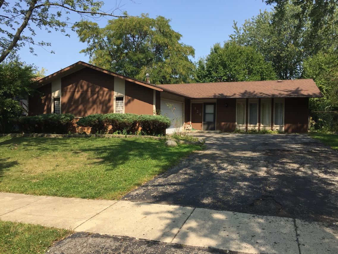 326 Rockhurst Rd., Bolingbrook, IL 60440