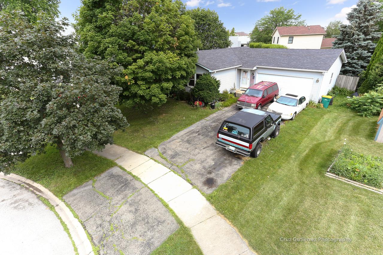 503 Redwood Ct., North Aurora, IL 60542