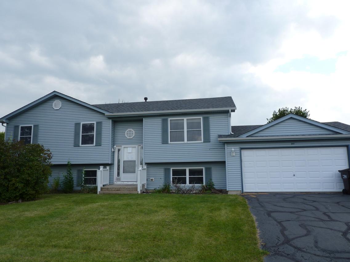 201 Inverness Tr., Mchenry, IL 60050