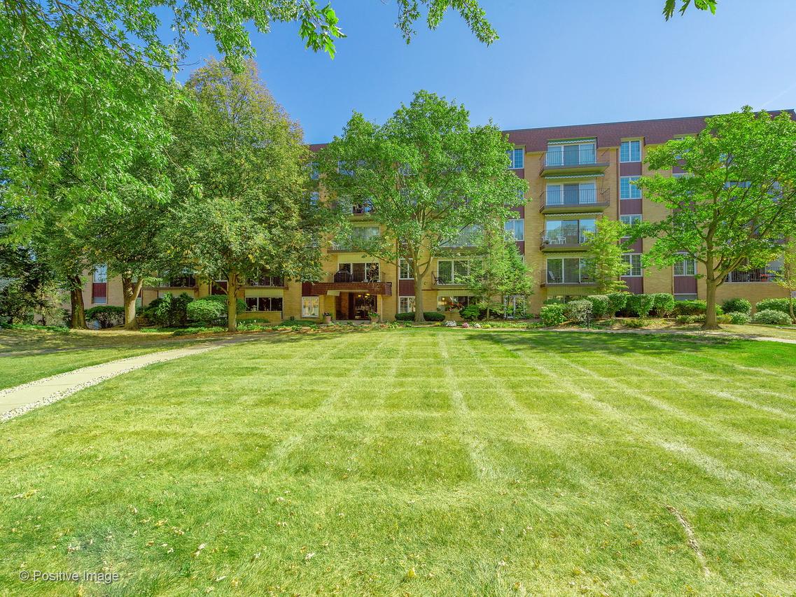 445 N Park Blvd. #2B, Glen Ellyn, IL 60137
