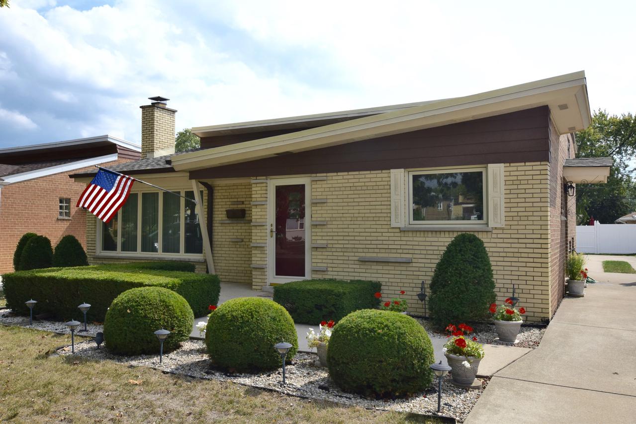 4989 Wick Dr., Oak Lawn, IL 60453