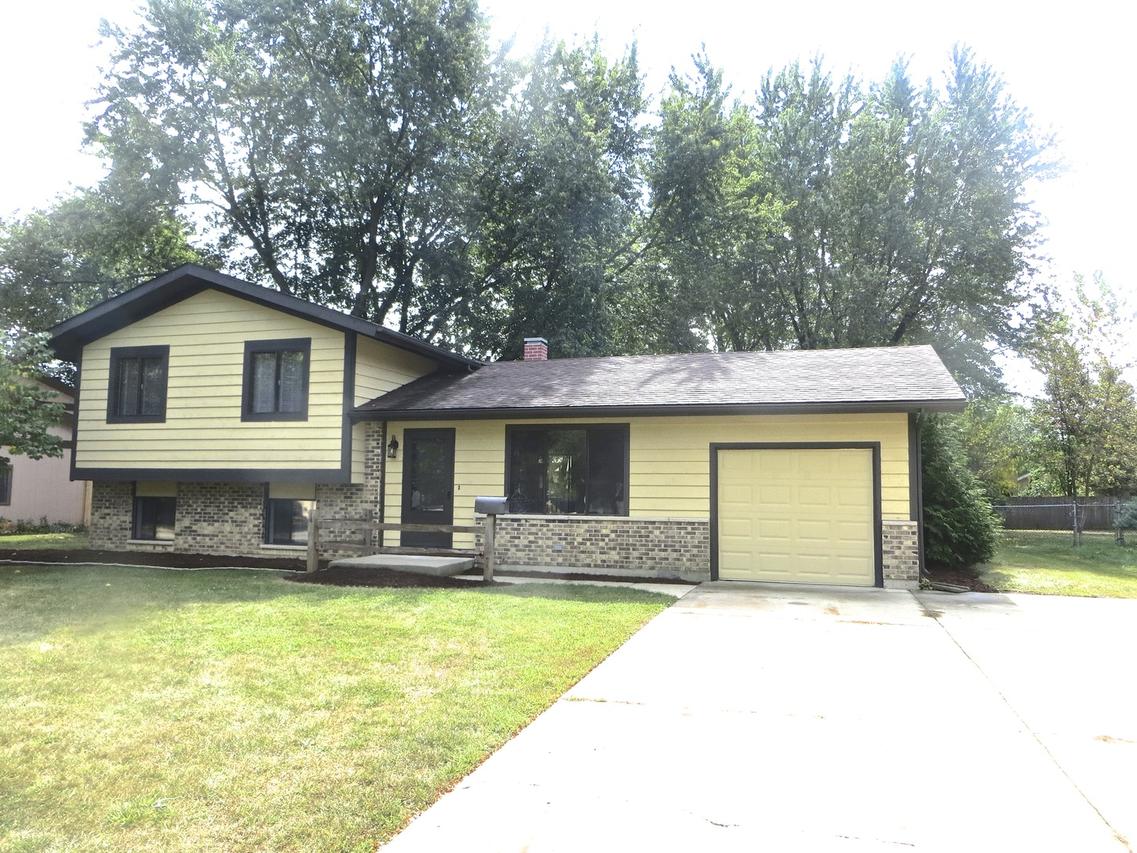 141 Wellington Dr., Crystal Lake, IL 60014