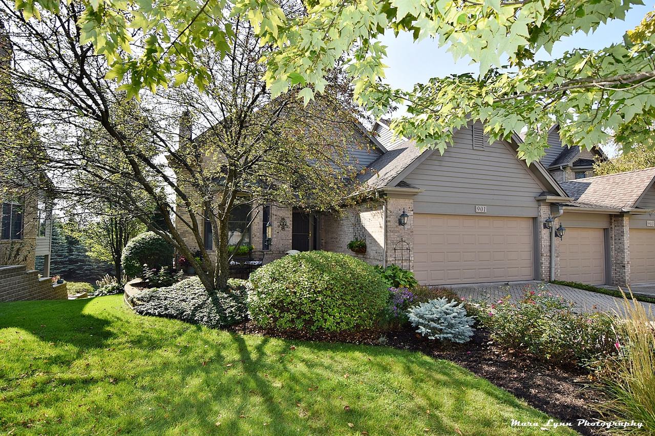 901 Oak Crest Ln., St. Charles, IL 60174