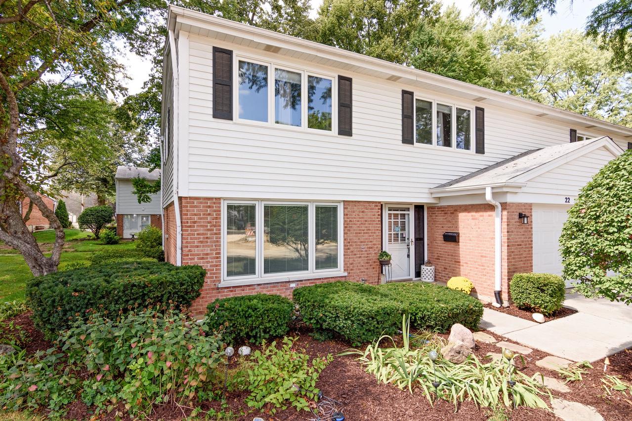 22 S Regency Ct., Arlington Heights, IL 60004
