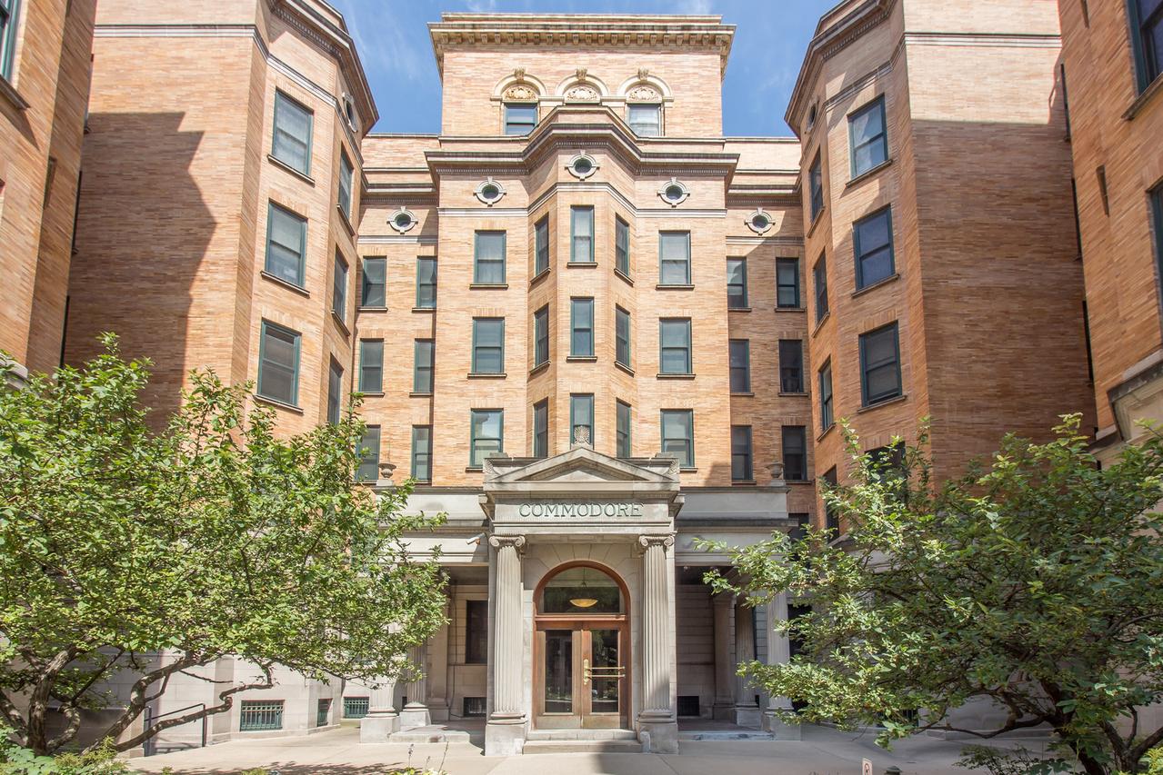 550 W Surf St. #421C, Chicago, IL 60657