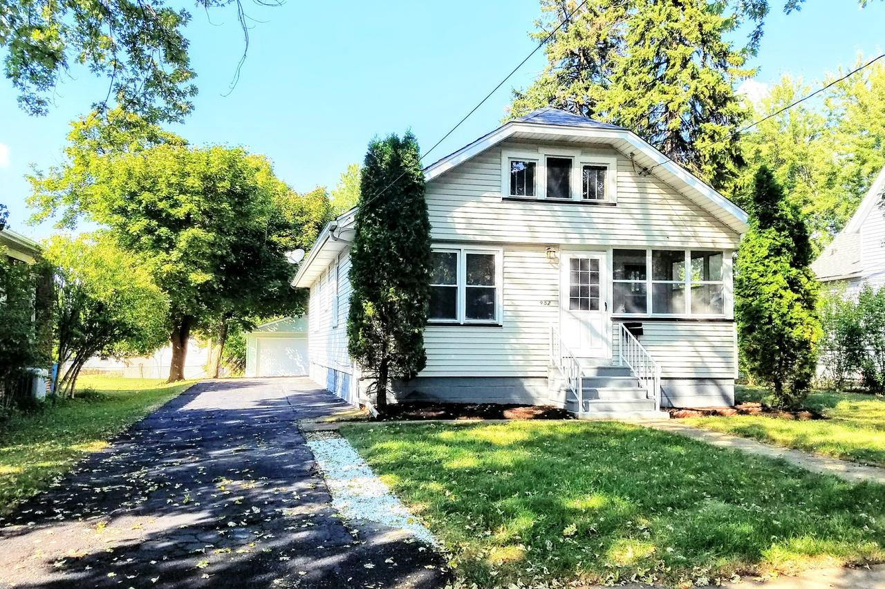 952 Front St., Aurora, IL 60505