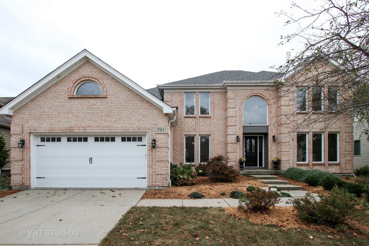 961 Wedgewood Dr., Crystal Lake, IL 60014