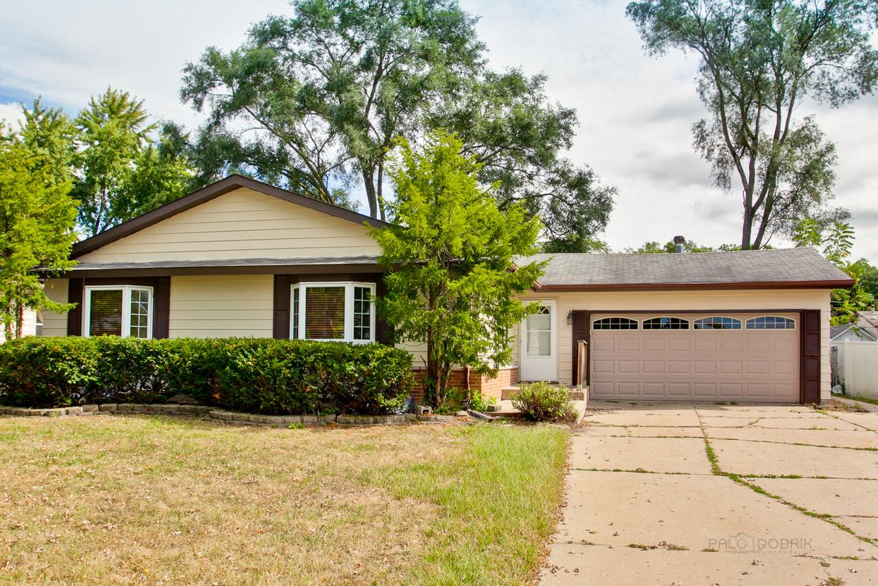 1929 Charles St., Woodstock, IL 60098